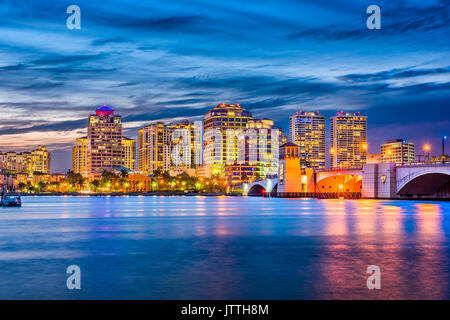 West Palm Beach, Florida, USA Downtown Skyline auf dem Wasserweg. Stockfoto