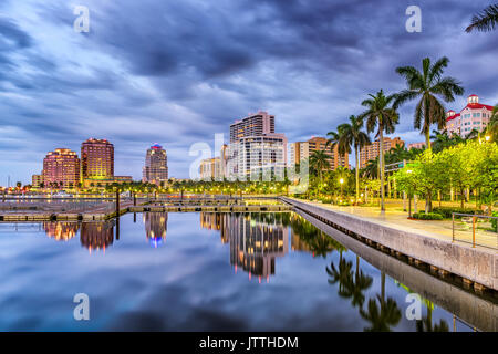 West Palm Beach, Florida, USA Downtown Skyline auf dem Wasserweg. Stockfoto