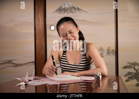 Lifestyle eines japanischen Mädchen zu Hause während der heißesten Tage des Sommers. Stockfoto