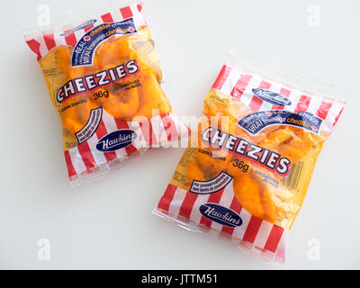 Taschen von Cheezies, eine Marke von Käse Puffs Snack essen gemacht und in Kanada verkauft von W.T. Hawkins Ltd. Stockfoto