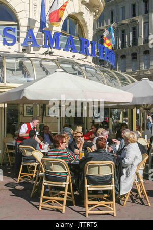 Oktober 17, 2004 - Marseille, Bouches-du-RhÃ'ne, Frankreich - Outdoor Bistros in Marseille beliebt sind. An der Küste des Mittelmeers und der größte französische Hafen für den Handel und die Kreuzfahrtschiffe, Marseille ist auch ein beliebtes Ziel für Touristen. Credit: Arnold Drapkin/ZUMA Draht/Alamy leben Nachrichten Stockfoto