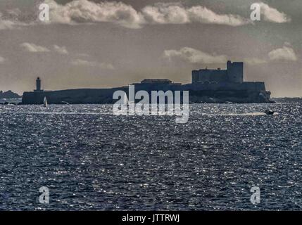 Oktober 17, 2004 - Marseille, Bouches-du-RhÃ'ne, Frankreich - Wolken sammeln über dem Château d'If Festung (später ein Gefängnis) auf der Insel, wenn Offshore in der Bucht von Marseille, berühmt für eines der Einstellungen von Alexandre Dumas' Roman Abenteuer Der Graf von Monte Cristo. An der Küste des Mittelmeers und der größte französische Hafen für den Handel und die Kreuzfahrtschiffe, Marseille ist auch ein beliebtes Ziel für Touristen. Credit: Arnold Drapkin/ZUMA Draht/Alamy leben Nachrichten Stockfoto