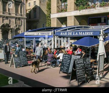 Oktober 17, 2004 - Marseille, Bouches-du-RhÃ'ne, Frankreich - Outdoor Bistros in Marseille beliebt sind. An der Küste des Mittelmeers und der größte französische Hafen für den Handel und die Kreuzfahrtschiffe, Marseille ist auch ein beliebtes Ziel für Touristen. Credit: Arnold Drapkin/ZUMA Draht/Alamy leben Nachrichten Stockfoto