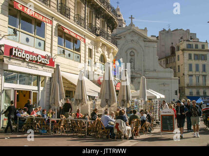 Oktober 17, 2004 - Marseille, Bouches-du-RhÃ'ne, Frankreich - Outdoor Bistros in Marseille beliebt sind. An der Küste des Mittelmeers und der größte französische Hafen für den Handel und die Kreuzfahrtschiffe, Marseille ist auch ein beliebtes Ziel für Touristen. Credit: Arnold Drapkin/ZUMA Draht/Alamy leben Nachrichten Stockfoto