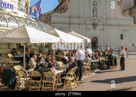 Oktober 17, 2004 - Marseille, Bouches-du-RhÃ'ne, Frankreich - Outdoor Bistros in Marseille beliebt sind. An der Küste des Mittelmeers und der größte französische Hafen für den Handel und die Kreuzfahrtschiffe, Marseille ist auch ein beliebtes Ziel für Touristen. Credit: Arnold Drapkin/ZUMA Draht/Alamy leben Nachrichten Stockfoto