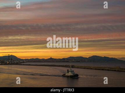 Oktober 17, 2004 - Marseille, Bouches-du-RhÃ'ne, Frankreich - In der Morgendämmerung einen Schlepper verlässt die Stadt Marseille. An der Küste des Mittelmeers und der größte französische Hafen für den Handel und die Kreuzfahrtschiffe, Marseille ist auch ein beliebtes Ziel für Touristen. Credit: Arnold Drapkin/ZUMA Draht/Alamy leben Nachrichten Stockfoto