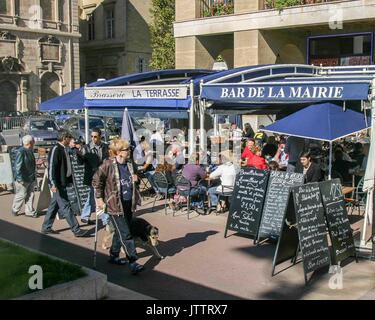 Oktober 17, 2004 - Marseille, Bouches-du-RhÃ'ne, Frankreich - Outdoor Bistros in Marseille beliebt sind. An der Küste des Mittelmeers und der größte französische Hafen für den Handel und die Kreuzfahrtschiffe, Marseille ist auch ein beliebtes Ziel für Touristen. Credit: Arnold Drapkin/ZUMA Draht/Alamy leben Nachrichten Stockfoto