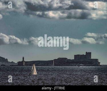 Oktober 17, 2004 - Marseille, Bouches-du-RhÃ'ne, Frankreich - Wolken sammeln über dem Château d'If Festung (später ein Gefängnis) auf der Insel, wenn Offshore in der Bucht von Marseille, berühmt für eines der Einstellungen von Alexandre Dumas' Roman Abenteuer Der Graf von Monte Cristo. An der Küste des Mittelmeers und der größte französische Hafen für den Handel und die Kreuzfahrtschiffe, Marseille ist auch ein beliebtes Ziel für Touristen. Credit: Arnold Drapkin/ZUMA Draht/Alamy leben Nachrichten Stockfoto