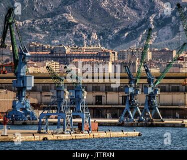 Oktober 17, 2004 - Marseille, Bouches-du-RhÃ'ne, Frankreich - größte französische Stadt an der Mittelmeerküste und den größten Hafen für Handel-, Fracht- und Kreuzfahrtschiffe, Marseille ist auch ein beliebtes Ziel für Touristen. Credit: Arnold Drapkin/ZUMA Draht/Alamy leben Nachrichten Stockfoto