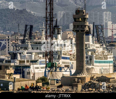 Oktober 17, 2004 - Marseille, Bouches-du-RhÃ'ne, Frankreich - größte französische Stadt an der Mittelmeerküste und den größten Hafen für Handel-, Fracht- und Kreuzfahrtschiffe, Marseille ist auch ein beliebtes Ziel für Touristen. Credit: Arnold Drapkin/ZUMA Draht/Alamy leben Nachrichten Stockfoto