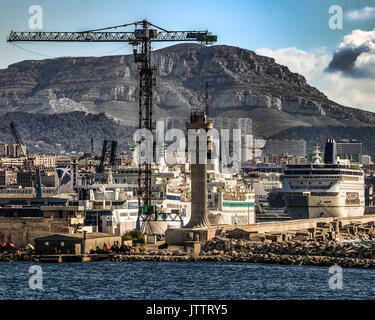 Oktober 17, 2004 - Marseille, Bouches-du-RhÃ'ne, Frankreich - größte französische Stadt an der Mittelmeerküste und den größten Hafen für Handel-, Fracht- und Kreuzfahrtschiffe, Marseille ist auch ein beliebtes Ziel für Touristen. Credit: Arnold Drapkin/ZUMA Draht/Alamy leben Nachrichten Stockfoto