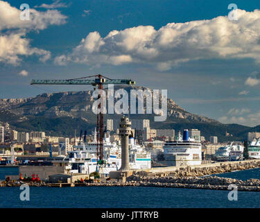 Oktober 17, 2004 - Marseille, Bouches-du-RhÃ'ne, Frankreich - größte französische Stadt an der Mittelmeerküste und den größten Hafen für Handel-, Fracht- und Kreuzfahrtschiffe, Marseille ist auch ein beliebtes Ziel für Touristen. Credit: Arnold Drapkin/ZUMA Draht/Alamy leben Nachrichten Stockfoto