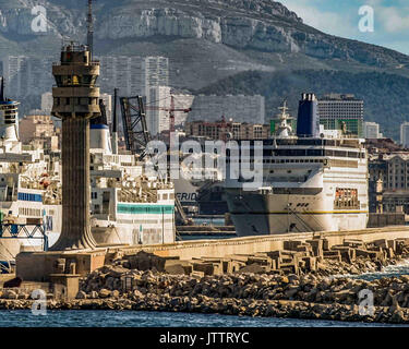 Oktober 17, 2004 - Marseille, Bouches-du-RhÃ'ne, Frankreich - größte französische Stadt an der Mittelmeerküste und den größten Hafen für Handel-, Fracht- und Kreuzfahrtschiffe, Marseille ist auch ein beliebtes Ziel für Touristen. Credit: Arnold Drapkin/ZUMA Draht/Alamy leben Nachrichten Stockfoto