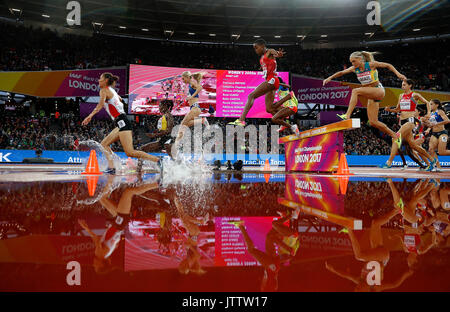 London, Großbritannien. 09 Aug, 2017. London, Großbritannien. 9 Aug, 2017. Winfred Mutile Yavi (4 L) von Bahrain konkurriert bei 3.000 m Hindernislauf der Frauen heizt am 6. Tag der Leichtathletik-WM 2017 auf der Londoner Stadion in London, Großbritannien, am Aug 9, 2017. Quelle: Xinhua/Alamy leben Nachrichten Stockfoto