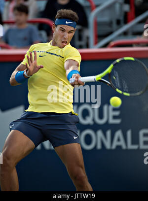 Montreal, Kanada. 9 Aug, 2017. Rafael Nadal von Spanien kehrt nach Borna Coric von Kroatien während der zweiten Runde in der Rogers Cup Turnier in Montreal, Kanada, am Aug 9, 2017. Credit: Andrew Soong/Xinhua/Alamy leben Nachrichten Stockfoto