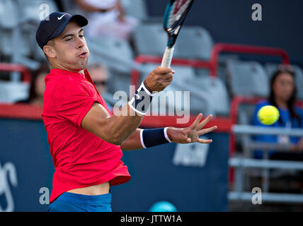 Montreal, Kanada. 9 Aug, 2017. Borna Coric von Kroatien zurück zu Rafael Nadal aus Spanien in der zweiten Runde in der Rogers Cup Turnier in Montreal, Kanada, am Aug 9, 2017. Credit: Andrew Soong/Xinhua/Alamy leben Nachrichten Stockfoto