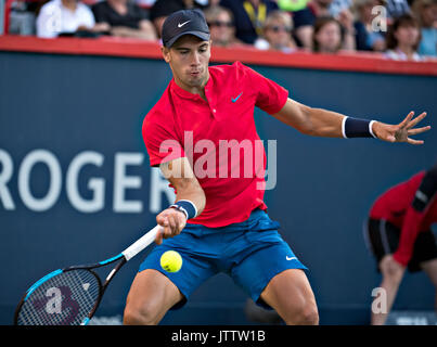 Montreal, Kanada. 9 Aug, 2017. Borna Coric von Kroatien zurück zu Rafael Nadal aus Spanien in der zweiten Runde in der Rogers Cup Turnier in Montreal, Kanada, am Aug 9, 2017. Credit: Andrew Soong/Xinhua/Alamy leben Nachrichten Stockfoto