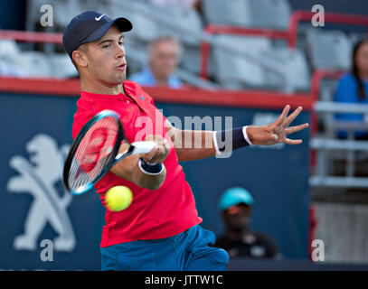 Montreal, Kanada. 9 Aug, 2017. Borna Coric von Kroatien zurück zu Rafael Nadal aus Spanien in der zweiten Runde in der Rogers Cup Turnier in Montreal, Kanada, am Aug 9, 2017. Credit: Andrew Soong/Xinhua/Alamy leben Nachrichten Stockfoto