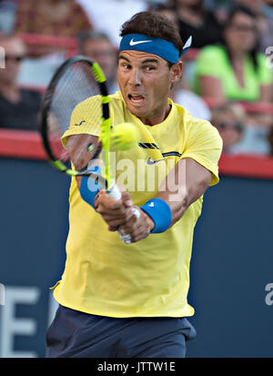 Montreal, Kanada. 9 Aug, 2017. Rafael Nadal von Spanien kehrt nach Borna Coric von Kroatien während der zweiten Runde in der Rogers Cup Turnier in Montreal, Kanada, am Aug 9, 2017. Credit: Andrew Soong/Xinhua/Alamy leben Nachrichten Stockfoto