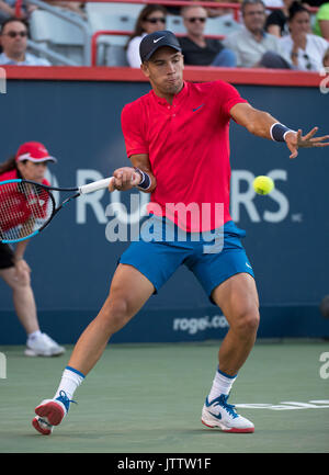 Montreal, Kanada. 9 Aug, 2017. Borna Coric von Kroatien zurück zu Rafael Nadal aus Spanien in der zweiten Runde in der Rogers Cup Turnier in Montreal, Kanada, am Aug 9, 2017. Credit: Andrew Soong/Xinhua/Alamy leben Nachrichten Stockfoto