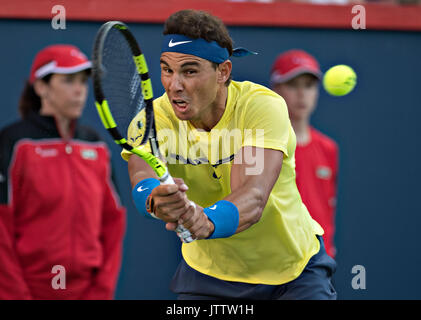 Montreal, Kanada. 9 Aug, 2017. Rafael Nadal von Spanien kehrt nach Borna Coric von Kroatien während der zweiten Runde in der Rogers Cup Turnier in Montreal, Kanada, am Aug 9, 2017. Credit: Andrew Soong/Xinhua/Alamy leben Nachrichten Stockfoto