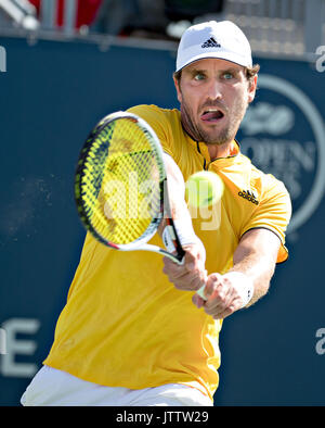 Montreal, Kanada. 9 Aug, 2017. Mischa Zverev in Deutschland kehrt in Grigor Dimitrov Bulgarien in der zweiten Runde in der Rogers Cup Turnier in Montreal, Kanada, am Aug 9, 2017. Credit: Andrew Soong/Xinhua/Alamy leben Nachrichten Stockfoto