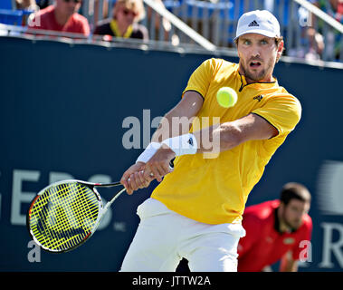 Montreal, Kanada. 9 Aug, 2017. Mischa Zverev in Deutschland kehrt in Grigor Dimitrov Bulgarien in der zweiten Runde in der Rogers Cup Turnier in Montreal, Kanada, am Aug 9, 2017. Credit: Andrew Soong/Xinhua/Alamy leben Nachrichten Stockfoto