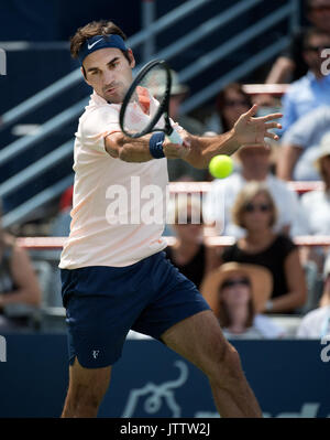 Montreal, Kanada. 9 Aug, 2017. Roger Federer von der Schweiz zurück zu Peter Polansky von Kanada in der zweiten Runde in der Rogers Cup Turnier in Montreal, Kanada, am Aug 9, 2017. Credit: Andrew Soong/Xinhua/Alamy leben Nachrichten Stockfoto