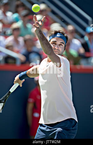 Montreal, Kanada. 9 Aug, 2017. Roger Federer von der Schweiz dient der Peter Polansky von Kanada in der zweiten Runde in der Rogers Cup Turnier in Montreal, Kanada, am Aug 9, 2017. Credit: Andrew Soong/Xinhua/Alamy leben Nachrichten Stockfoto