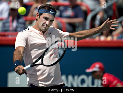 Montreal, Kanada. 9 Aug, 2017. Roger Federer von der Schweiz zurück zu Peter Polansky von Kanada in der zweiten Runde in der Rogers Cup Turnier in Montreal, Kanada, am Aug 9, 2017. Credit: Andrew Soong/Xinhua/Alamy leben Nachrichten Stockfoto