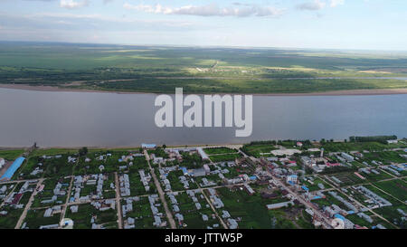 Heihe. 9 Aug, 2017. Foto auf Aug 9, 2017 zeigt eine Ansicht des Aihui Aihui Stadt im Bezirk der Stadt Heihe getroffen, im Nordosten der chinesischen Provinz Heilongjiang. Entlang des Flusses Heilongjiang, Aihui alte Stadt hat eine lange Geschichte von über 300 Jahren. Credit: Wang Jianwei/Xinhua/Alamy leben Nachrichten Stockfoto