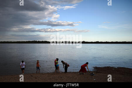 Heihe, Heilongjiang Provinz Chinas. 9 Aug, 2017. Touristen spielen durch den Fluss Heilongjiang in Aihui Aihui Stadt im Bezirk der Stadt Heihe, im Nordosten der chinesischen Provinz Heilongjiang, Aug 9, 2017. Entlang des Flusses Heilongjiang, Aihui alte Stadt hat eine lange Geschichte von über 300 Jahren. Credit: Wang Jianwei/Xinhua/Alamy leben Nachrichten Stockfoto