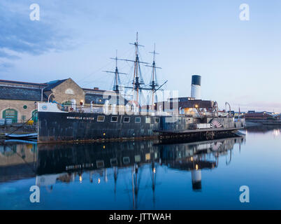 Hartlepool, County Durham, North East England, UK. 10 Aug, 2017. UK Wetter: Das National Museum der Royal Navy bei Sonnenaufgang auf einem herrlichen Donnerstag Morgen an der nordöstlichen Küste. Im Bild: Nächste: P.S.S. Wingfield Schloss in einem restaurierten Raddampfer und ehemalige Fähre 1934 gestartet, in Hartlepool von William Gray & Co. Hintergrund: HMS Trincomalee, der ältesten britischen Kriegsschiff noch flott gebaut. Credit: ALAN DAWSON/Alamy leben Nachrichten Stockfoto