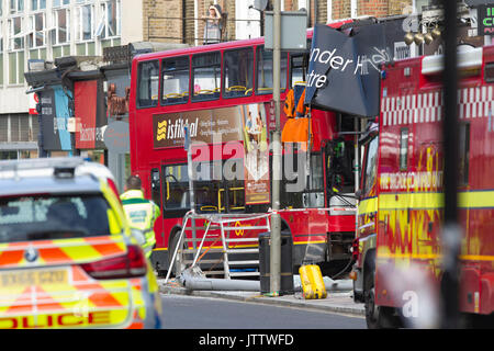 Double-Decker bus Crash auf der A 306 in Clapham, Battersea, London, UK. 10.08.2017 Notdienste hatte Passagiere vom Doppeldeckerbus Wreckage, die mit einem Gebäude kollidierte zu schneiden. Schätzungsweise 10 Personen erforderliche Behandlung an der Szene des Busunglueck auf Lavender Hill, im Südwesten von London, UK. 10 Aug, 2017. Credit: Clickpics/Alamy leben Nachrichten Stockfoto