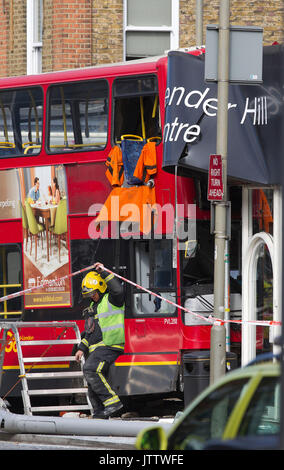 Double-Decker bus Crash auf der A 306 in Clapham, Battersea, London, UK. 10.08.2017 Notdienste hatte Passagiere vom Doppeldeckerbus Wreckage, die mit einem Gebäude kollidierte zu schneiden. Schätzungsweise 10 Personen erforderliche Behandlung an der Szene des Busunglueck auf Lavender Hill, im Südwesten von London, UK. 10 Aug, 2017. Credit: Clickpics/Alamy leben Nachrichten Stockfoto