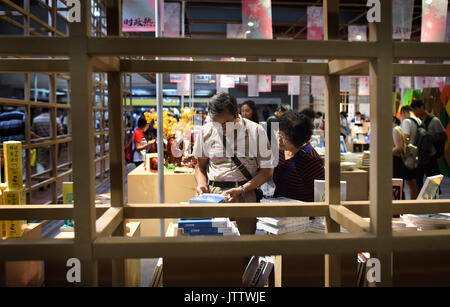 Guangzhou, Guangdong Provinz Chinas. 10 Aug, 2017. Menschen besuchen die South China Book Festival in Guangzhou, der Hauptstadt der Provinz Guangdong im Süden Chinas, 10.08.2017. Die fünf Tage buchen Sie fest an der Guangzhou Pazhou Convention und Exhibition Centre am Donnerstag. Credit: Lu Hanxin/Xinhua/Alamy leben Nachrichten Stockfoto