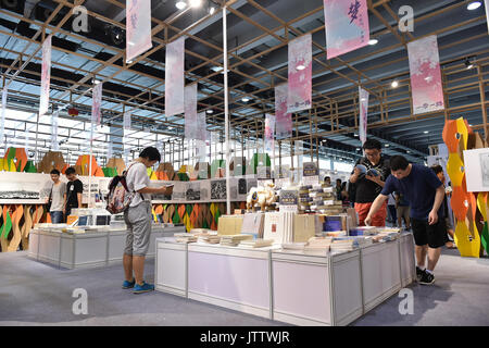 Guangzhou, Guangdong Provinz Chinas. 10 Aug, 2017. Menschen besuchen die South China Book Festival in Guangzhou, der Hauptstadt der Provinz Guangdong im Süden Chinas, 10.08.2017. Die fünf Tage buchen Sie fest an der Guangzhou Pazhou Convention und Exhibition Centre am Donnerstag. Credit: Liang Xu/Xinhua/Alamy leben Nachrichten Stockfoto