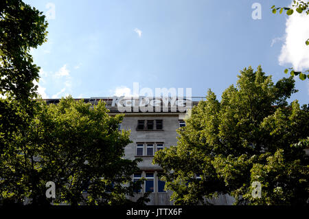 Berlin, Deutschland. 09 Aug, 2017. Wolken, die durch den Sommer Himmel über dem Kaufhaus des Westens (Kaufhaus des Westens), oder KaDeWe in Berlin, Deutschland, 09. August 2017. Die 110-jährige Geschichte des legendären Kaufhaus wird in eine TV-Serie gedreht werden. Foto: Christina Peters/dpa/Alamy leben Nachrichten Stockfoto