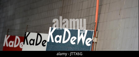 Berlin, Deutschland. 09 Aug, 2017. Der Text "KaDeWe" dargestellt am Eingang von einem Parkplatz des Kaufhaus des Westens (Kaufhaus des Westens), oder KaDeWe in Berlin, Deutschland, 09. August 2017. Die 110-jährige Geschichte des legendären Kaufhaus wird in eine TV-Serie gedreht werden. Foto: Christina Peters/dpa/Alamy leben Nachrichten Stockfoto