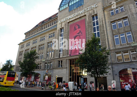 Berlin, Deutschland. 09 Aug, 2017. Die Passanten vor dem Kaufhaus des Westens (Kaufhaus des Westens), oder KaDeWe in Berlin, Deutschland, 09. August 2017. Die 110-jährige Geschichte des legendären Kaufhaus wird in eine TV-Serie gedreht werden. Foto: Christina Peters/dpa/Alamy leben Nachrichten Stockfoto