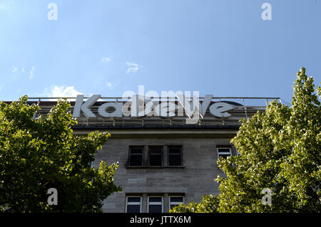 Berlin, Deutschland. 09 Aug, 2017. Wolken, die durch den Sommer Himmel über dem Kaufhaus des Westens (Kaufhaus des Westens), oder KaDeWe in Berlin, Deutschland, 09. August 2017. Die 110-jährige Geschichte des legendären Kaufhaus wird in eine TV-Serie gedreht werden. Foto: Christina Peters/dpa/Alamy leben Nachrichten Stockfoto