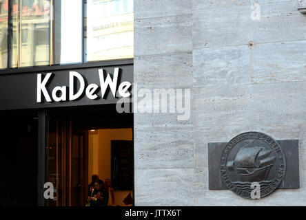 Berlin, Deutschland. 09 Aug, 2017. Eine Frau zu Fuß durch den Haupteingang des Kaufhaus des Westens (Kaufhaus des Westens), oder KaDeWe in Berlin, Deutschland, 09. August 2017. Die 110-jährige Geschichte des legendären Kaufhaus wird in eine TV-Serie gedreht werden. Foto: Christina Peters/dpa/Alamy leben Nachrichten Stockfoto