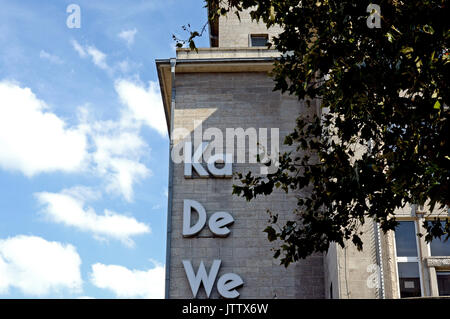 Berlin, Deutschland. 09 Aug, 2017. Der Text "KaDeWe" abgebildet auf der Fassade des Kaufhaus des Westens (Kaufhaus des Westens), oder KaDeWe in Berlin, Deutschland, 09. August 2017. Die 110-jährige Geschichte des legendären Kaufhaus wird in eine TV-Serie gedreht werden. Foto: Christina Peters/dpa/Alamy leben Nachrichten Stockfoto