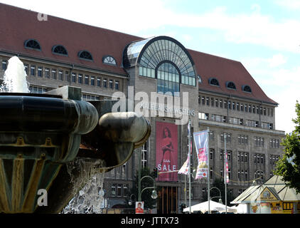 Berlin, Deutschland. 09 Aug, 2017. Die Passanten vor dem Kaufhaus des Westens (Kaufhaus des Westens), oder KaDeWe in Berlin, Deutschland, 09. August 2017. Die 110-jährige Geschichte des legendären Kaufhaus wird in eine TV-Serie gedreht werden. Foto: Christina Peters/dpa/Alamy leben Nachrichten Stockfoto