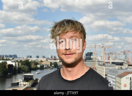 Berlin, Deutschland. 07 Aug, 2017. Bild der finnische Sänger, Gitarrist und Songschreiber Samu Haber, in Berlin, Deutschland, 07. August 2017. Er ist der Frontmann der finnische Rockband Sunrise Avenue. Foto: Jens Kalaene/dpa-Zentralbild/ZB/dpa/Alamy leben Nachrichten Stockfoto