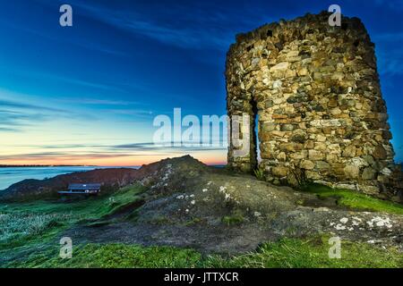 Elie, Fife, Großbritannien. 10 Aug, 2017. Das erste Licht des Tages hinter Lady's Tower in Elie, Fife gesehen. Die Struktur wurde 1760 für Lady Janet Anstruther gebaut als ein Umkleideraum vor ihrem Morgen baden Routine zu verwenden. Credit: Rich Dyson/Alamy leben Nachrichten Stockfoto