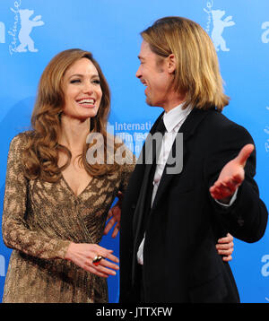 Berlin, Deutschland. 11. Februar, 2012. US-Regisseur und Schauspielerin Angelina Jolie und ihre Partner Brad Pitt kommen für die Premiere des Films 'Im Land der Blut und Honig" während der 62. Internationalen Filmfestspiele Berlin, in Berlin, Deutschland, 11. Februar 2012. Der Film ist in der Sektion Panorama auf der 62. Berlinale Special läuft von 09. bis 19. Februar präsentiert. Foto: Jens Kalaene dpa | Verwendung weltweit/dpa/Alamy leben Nachrichten Stockfoto