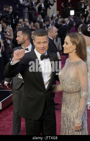 Los Angeles, Vereinigte Staaten von Amerika. 03 Mär, 2014. US-Schauspieler Angelina Jolie und Brad Pitt die 86th Academy Awards aka Oscars bei Dolby Theater in Los Angeles, USA, am 02. März 2014 teilnehmen. Foto: Hubert Boesl | Verwendung weltweit/dpa/Alamy leben Nachrichten Stockfoto