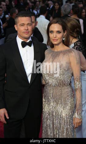 Los Angeles, Vereinigte Staaten von Amerika. 03 Mär, 2014. US-Schauspieler Angelina Jolie und Brad Pitt die 86th Academy Awards aka Oscars bei Dolby Theater in Los Angeles, USA, am 02. März 2014 teilnehmen. Foto: Hubert Boesl | Verwendung weltweit/dpa/Alamy leben Nachrichten Stockfoto