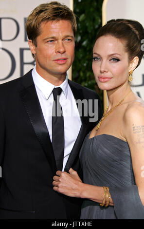 Beverly Hills, CA, USA, Montag. 15. Jan 2007. US-Schauspielerin Angelina Jolie (R) und Freund US-Schauspieler Brad Pitt (L) bedeuten für die Kameras, wie sie ankommen Auf der 64. jährlichen Golden Globe Awards in Beverly Hills, CA, United States, Montag, 15. Januar 2007. Foto: Hubert Boesl | Verwendung weltweit/dpa/Alamy leben Nachrichten Stockfoto